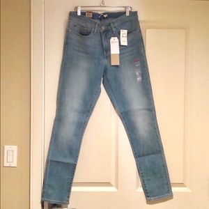 Levis 311 Woman’s Shaping Skinny Jeans